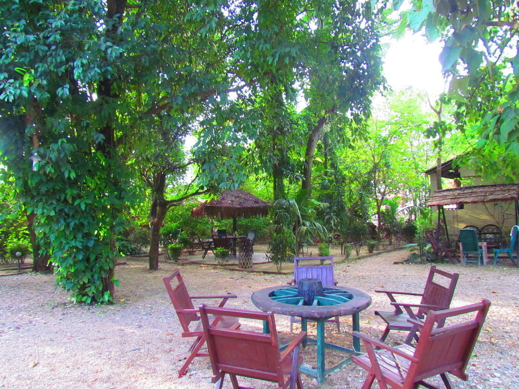 Chitwan Gaida Lodge Sauraha Extérieur photo